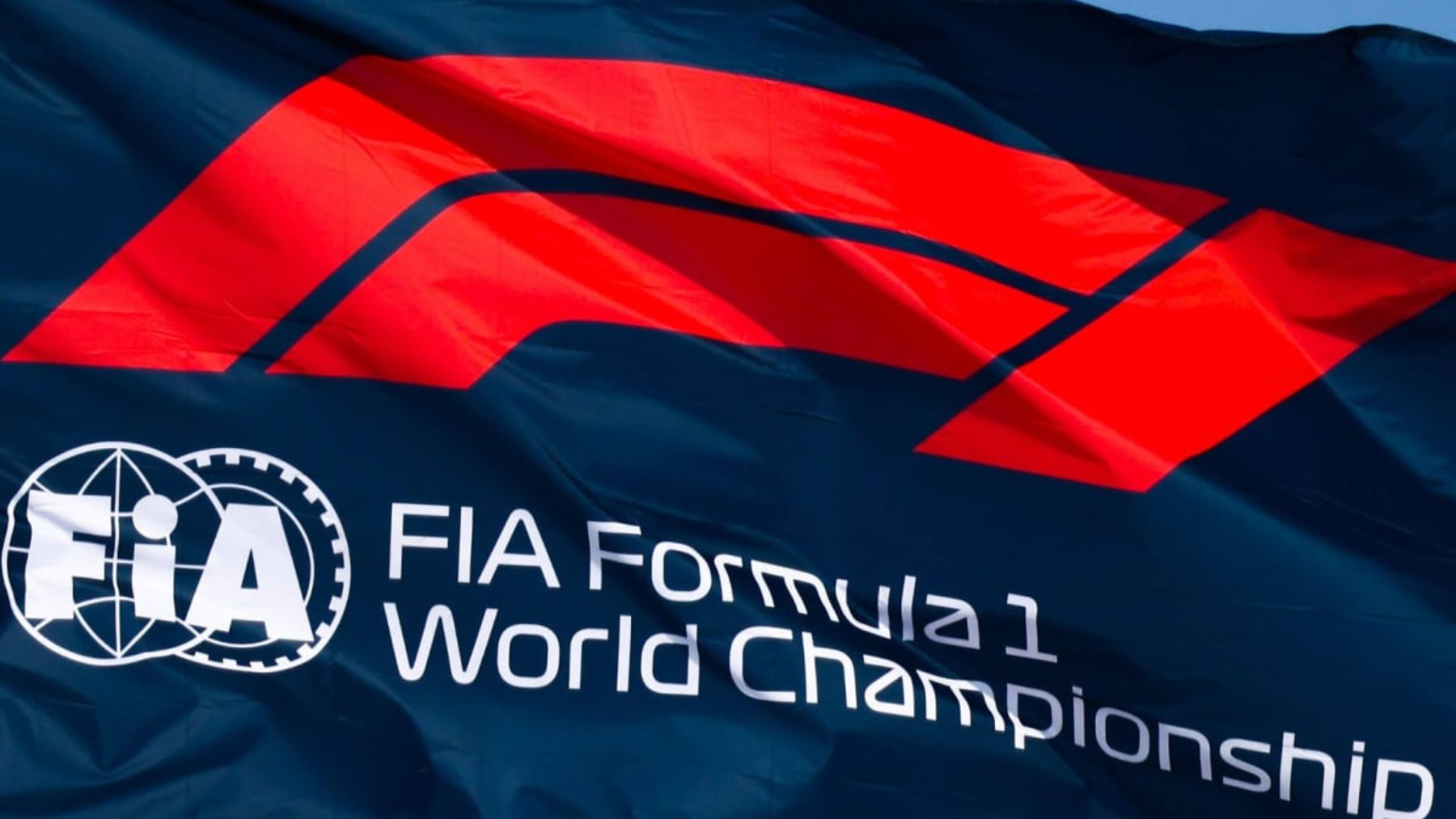 Una bandera de la Fórmula y la FIA.
