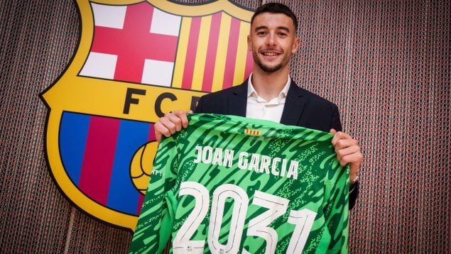 Joan García firma hasta 2031 con el Barcelona