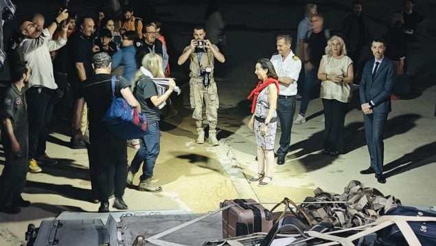 La ministra de Defensa, Margarita Robles, recibe a los españoles evacuados (Foto: Defensa).