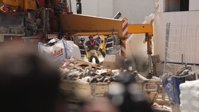Un trabajador muerto y seis heridos tras derrumbarse un edificio en obras en Camas (Sevilla)