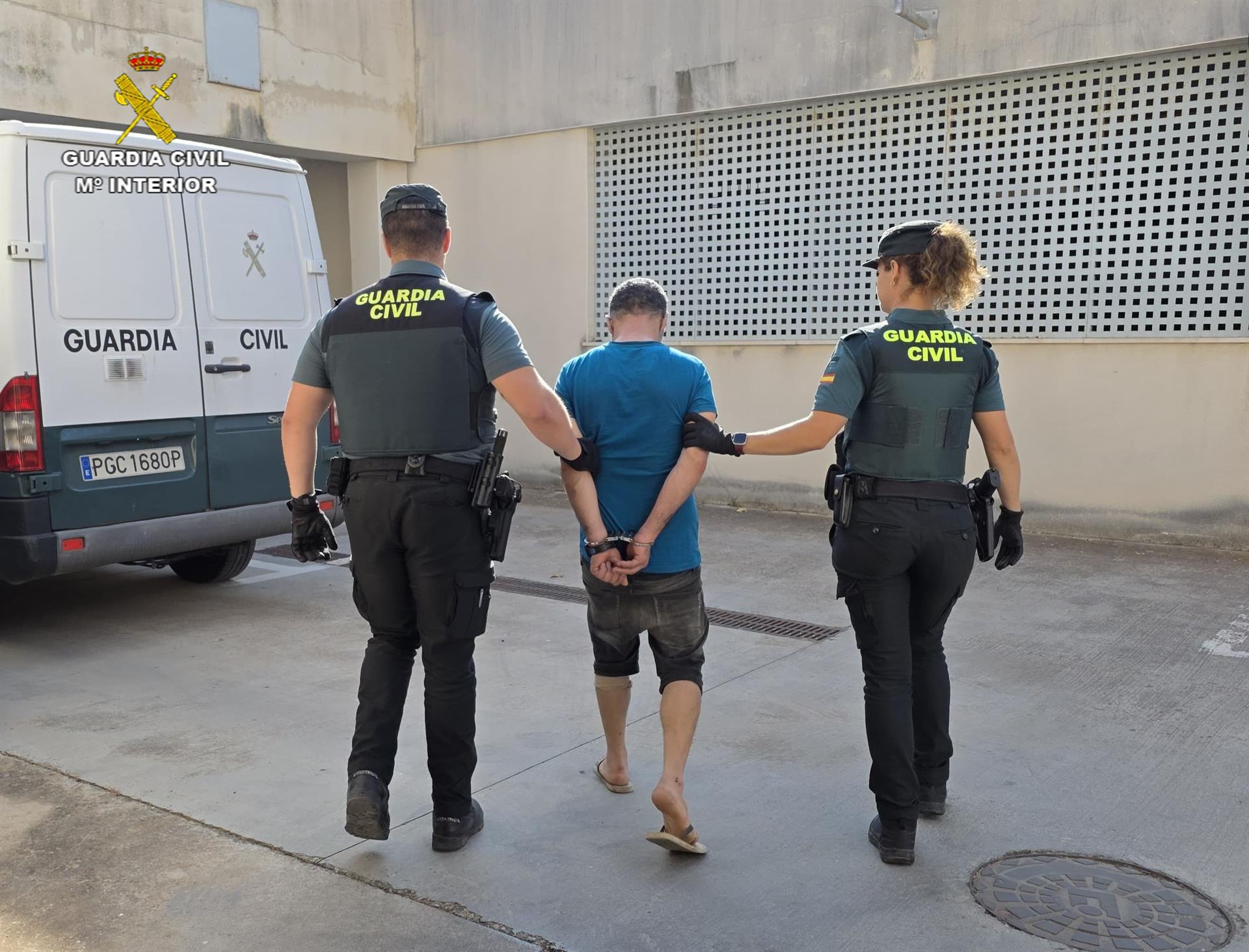 Agentes de la Guardia Civil llevan esposado al detenido por amenazas en Sa Pobla.