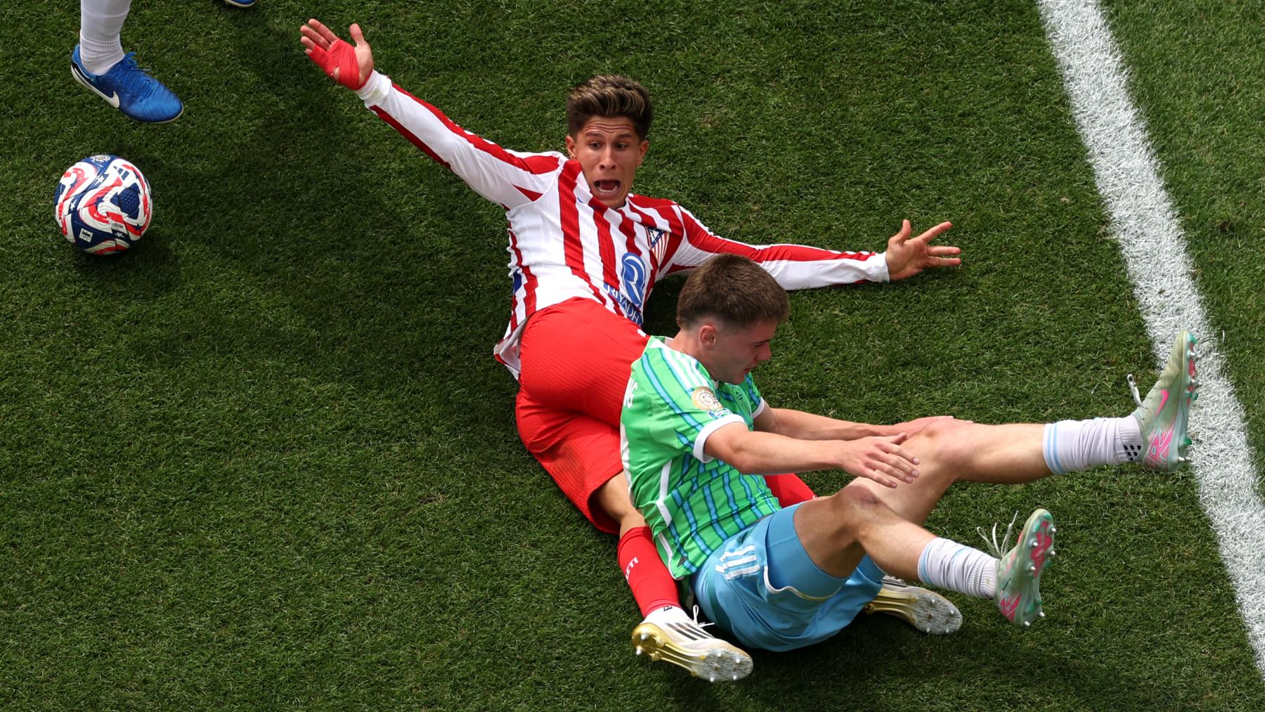 Giuliano Simeone pide penalti tras ser derribado dentro del área. (Getty)