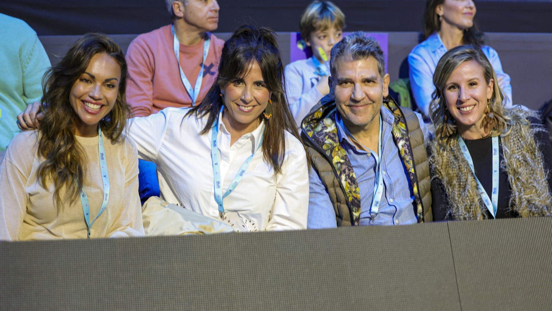 Lara Álvarez con su grupo de amigos. (Foto: Gtres)