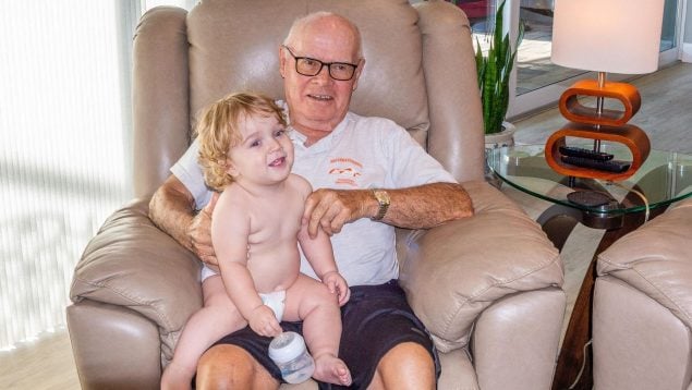 Mejor regalo para personas mayores de 65 años, cómo mejorar la comunicación de los mayores de 65 años, regalar un marco de fotos digital a tu abuelo, mejores tecnologías para personas de la tercera edad, tecnología e informática en la vejez.