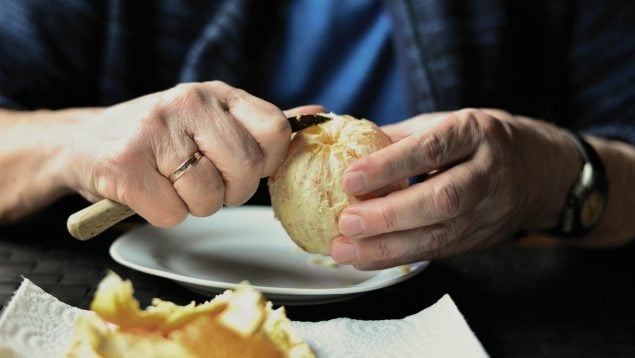 Fruta más saludable para personas mayores de 65 años, alimentación saludable en la tercera edad, mejores comidas para jubilados, importancia de la nutrición en la tercera edad, comer fruta en personas mayores, comer manzana para evitar caídas en la tercera edad.