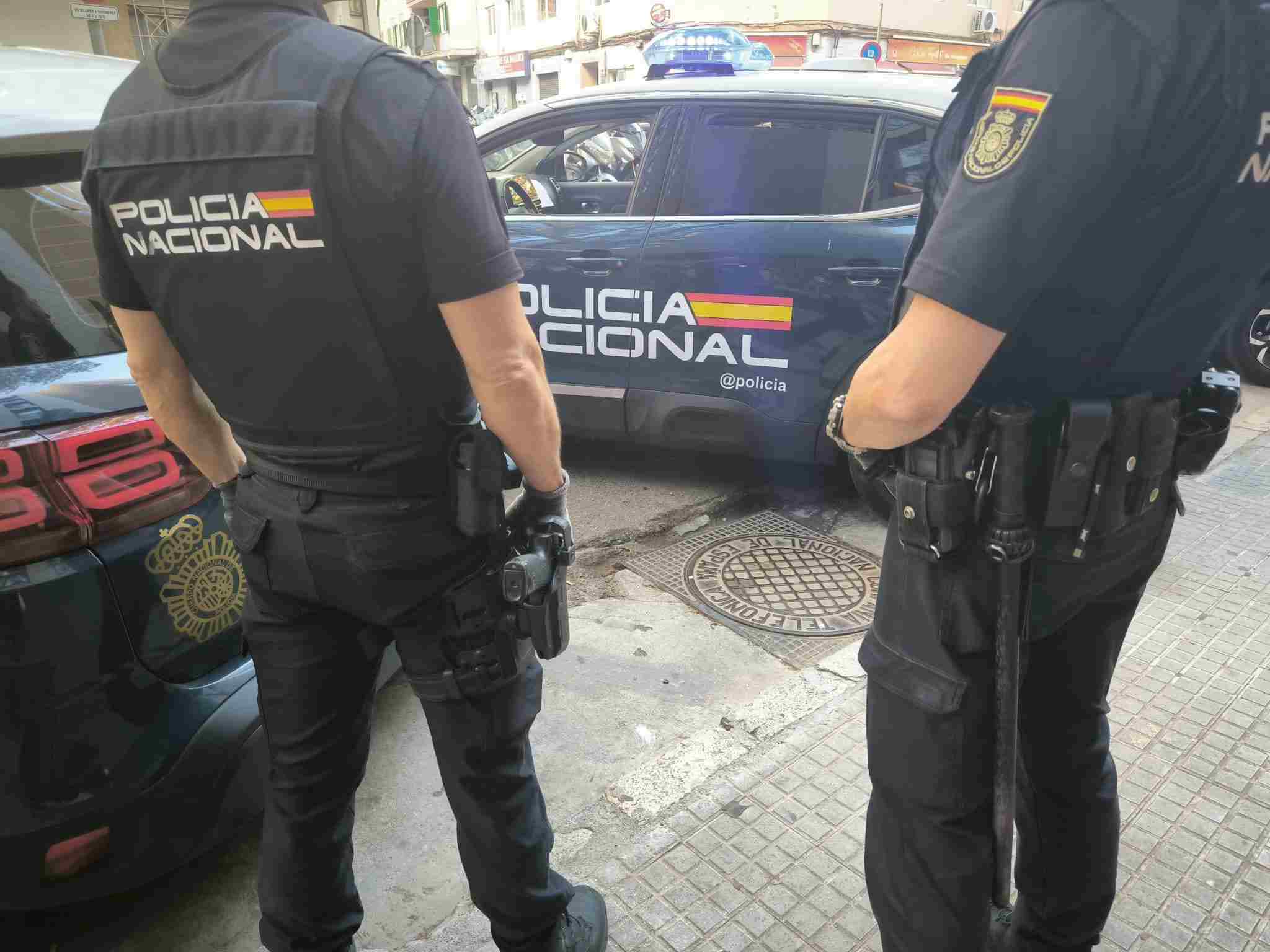 Dos agentes de la Policía Nacional en Palma.
