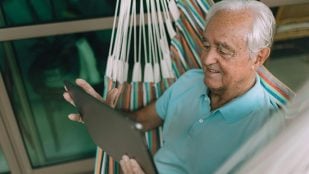 Ventajas de regalar una tablet adaptada a una persona mayor de 65 años, qué regalar a un jubilado si le gusta la tecnología, mejor tecnología informática para personas de la tercera edad.
