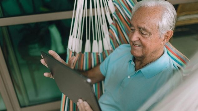 Ventajas de regalar una tablet adaptada a una persona mayor de 65 años, qué regalar a un jubilado si le gusta la tecnología, mejor tecnología informática para personas de la tercera edad.