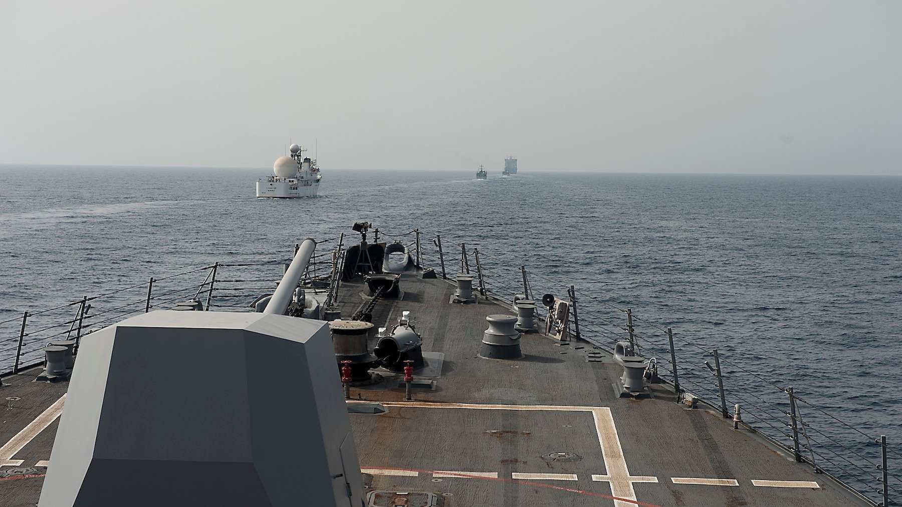 Barcos de la Armada iraní desplegados en el Estrecho de Ormuz. (Foto: AP)