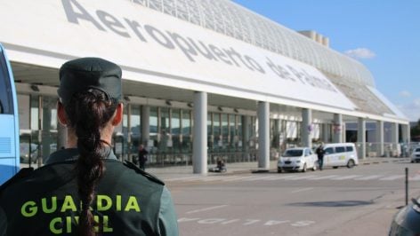 Un agente de Guardia Civil en el aeropuerto de Palma,