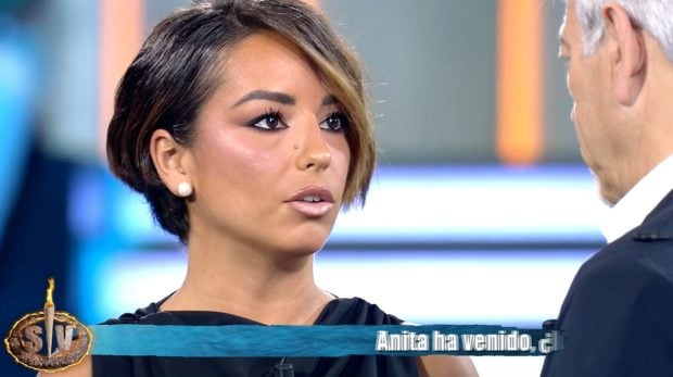 Anita Williams habla con Carlos Sobera. (Mediaset)