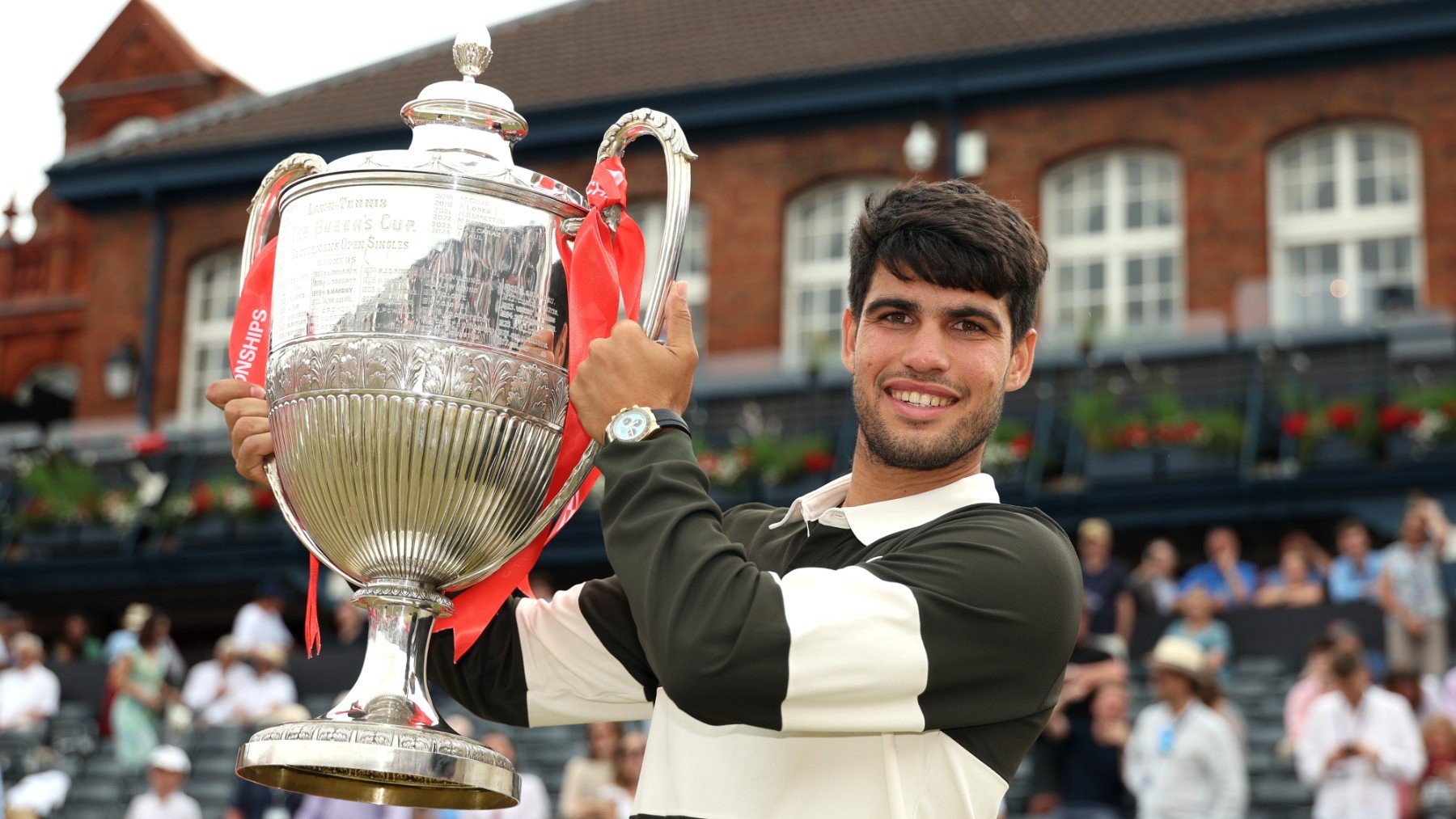 Alcaraz posa con el trofeo de Queen’s. (Getty)
