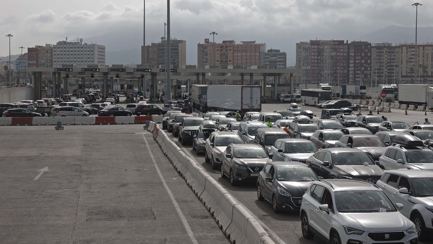 Vehículos esperan en el puerto de Algeciras para cruzar la frontera durante la OPE 2024. (Europa Press)