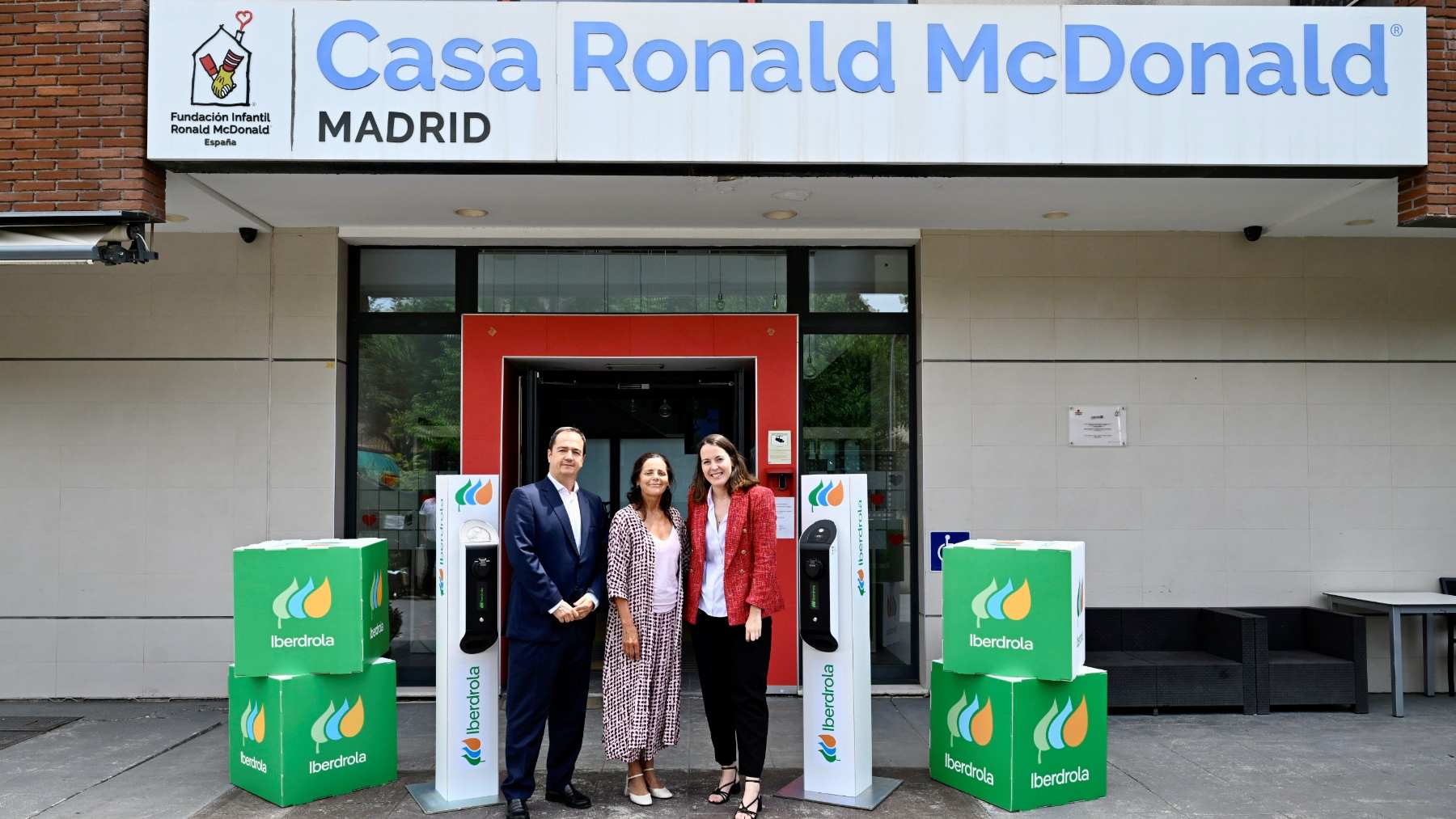 En la foto, Antonio Armengot (Iberdrola), Luisa Masuet (Fundación Ronald McDonald) y Ainhoa Garmendia (Iberdrola).