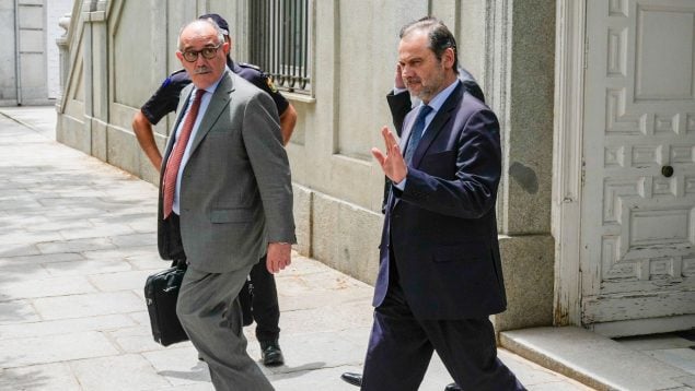 José Luis Ábalos saliendo del juzgado tras pedir más tiempo para presentar su relato en el caso Koldo