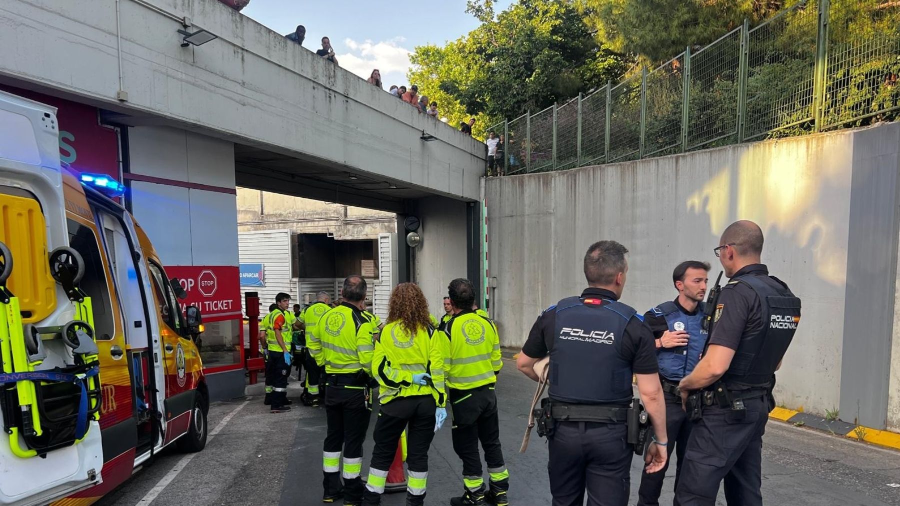 Efectivos de la Policía y Samur en Méndez Álvaro.