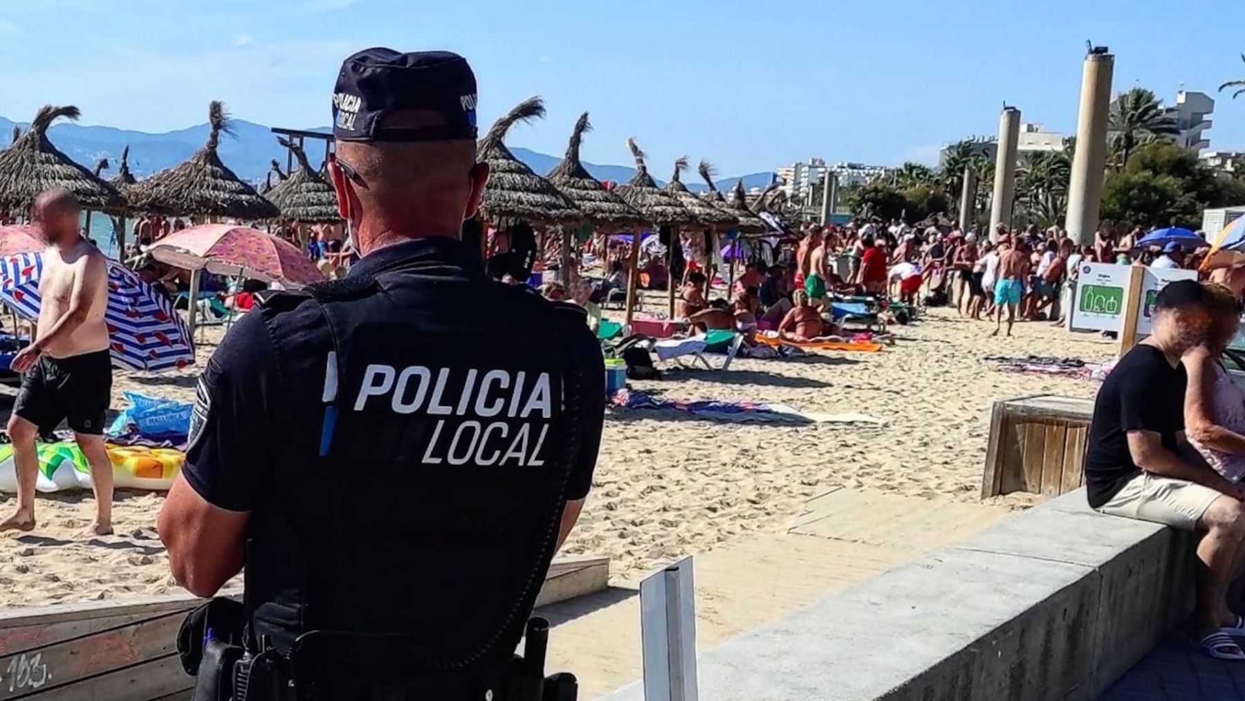 Un policía local vigila un tramo de Playa de Palma.