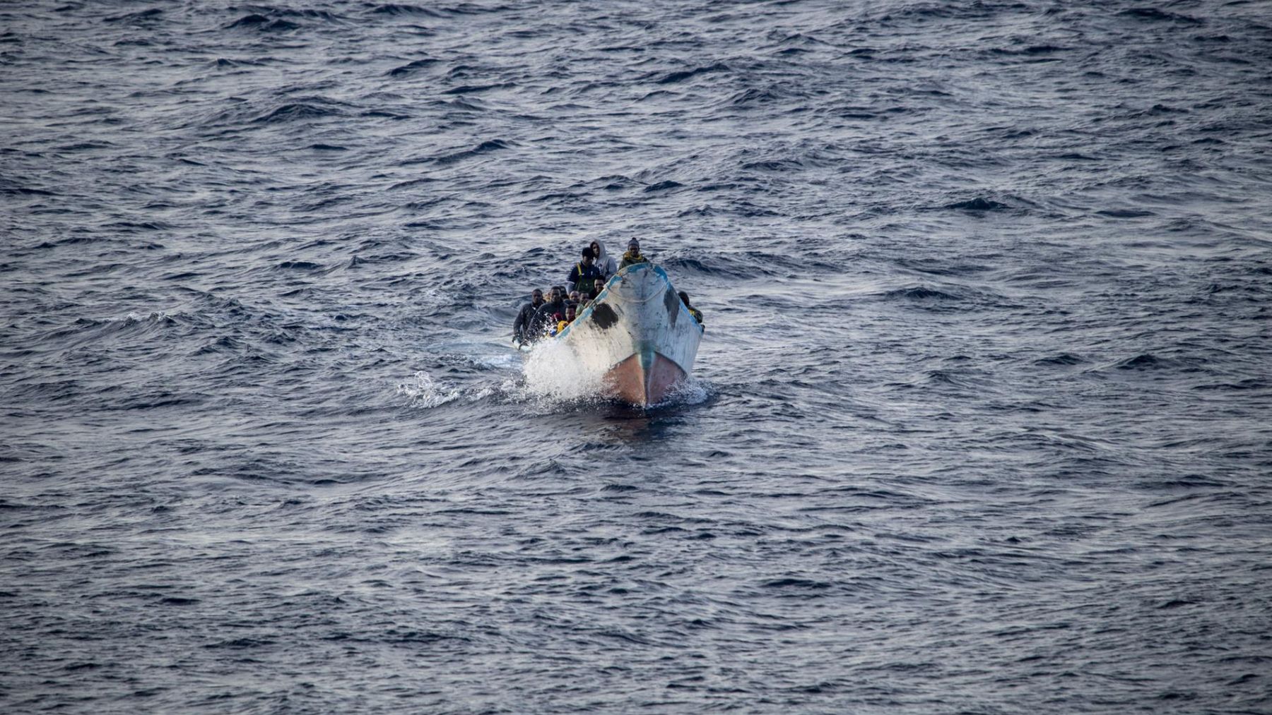 Una patera llegando a su destino. (Europa Press)