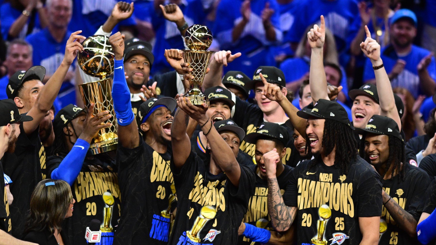 Los jugadores de Oklahoma levantan el título de campeones de la NBA y Shai Gilgeous-Alexander el de MVP de las finales. (EFE)