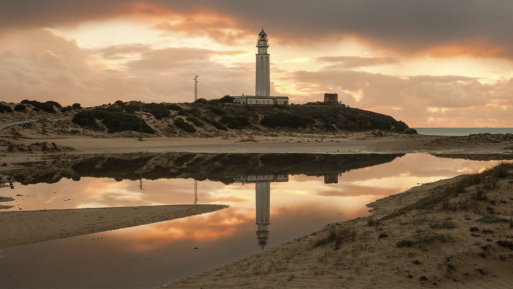 Playa del Faro de Trafalgar. Foto: David Galindo Caballero en Wikimedia Commons.