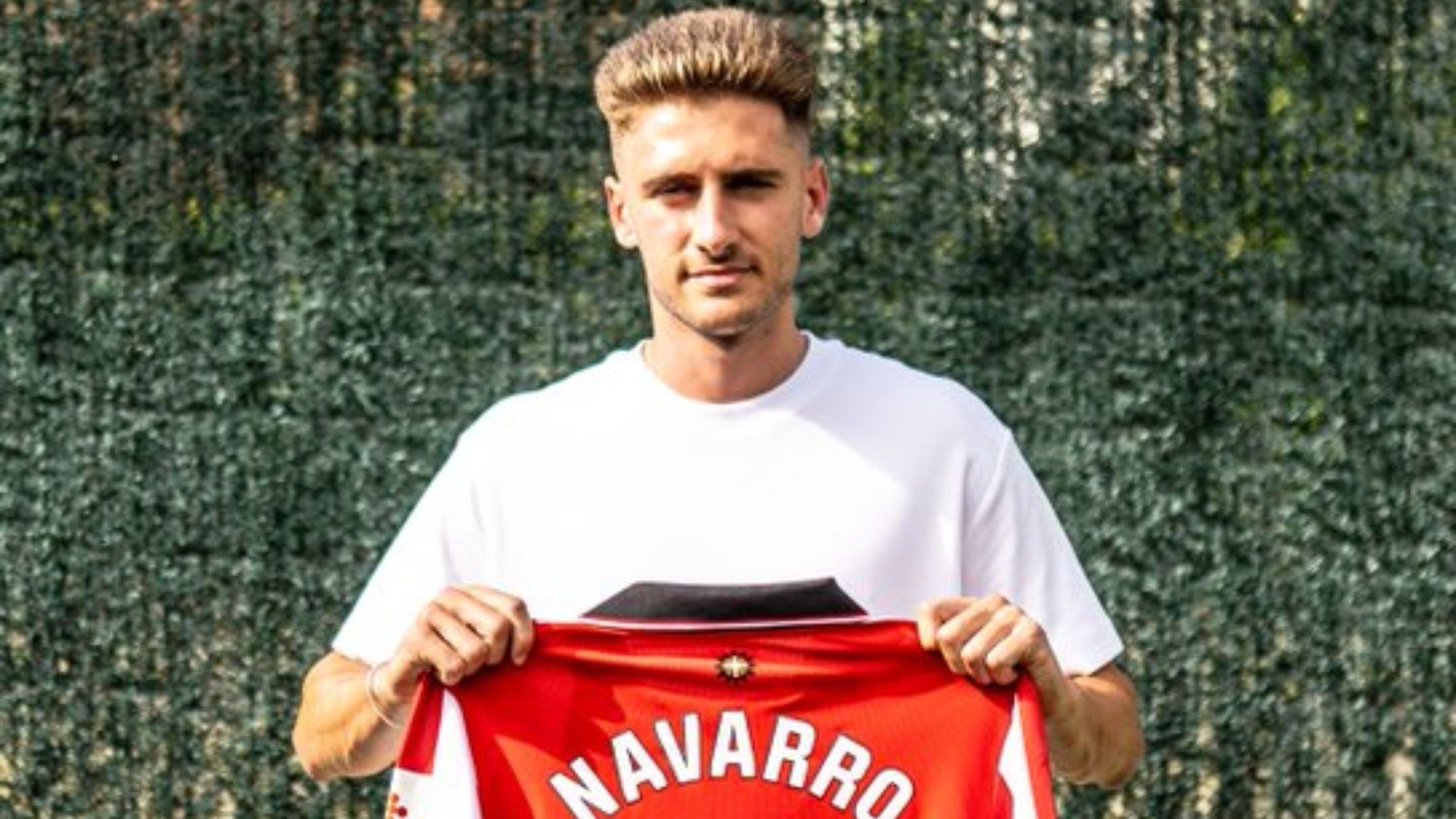 Robert Navarro, con su nueva camiseta.