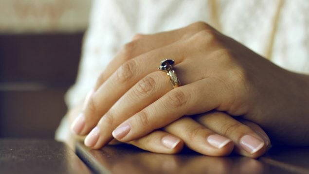 El significado de que te aparezcan rayas en las uñas, según los médicos