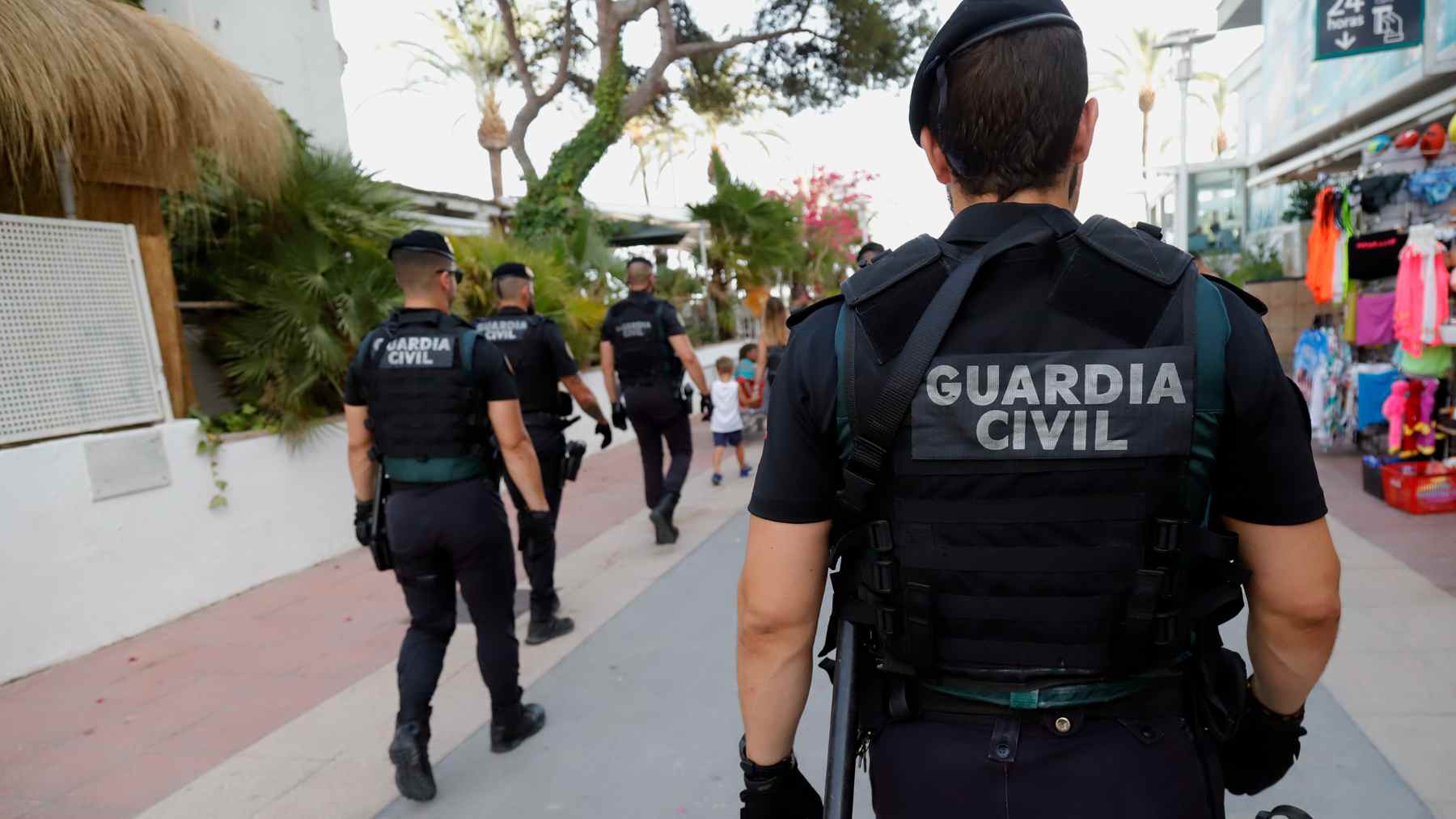 Agentes de la Guardia Civil en Palmanova.