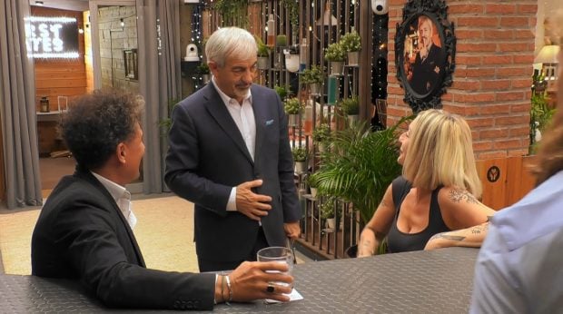 Carlos Sobera junto a Roberto y Esther en First Dates. (Mediaset)