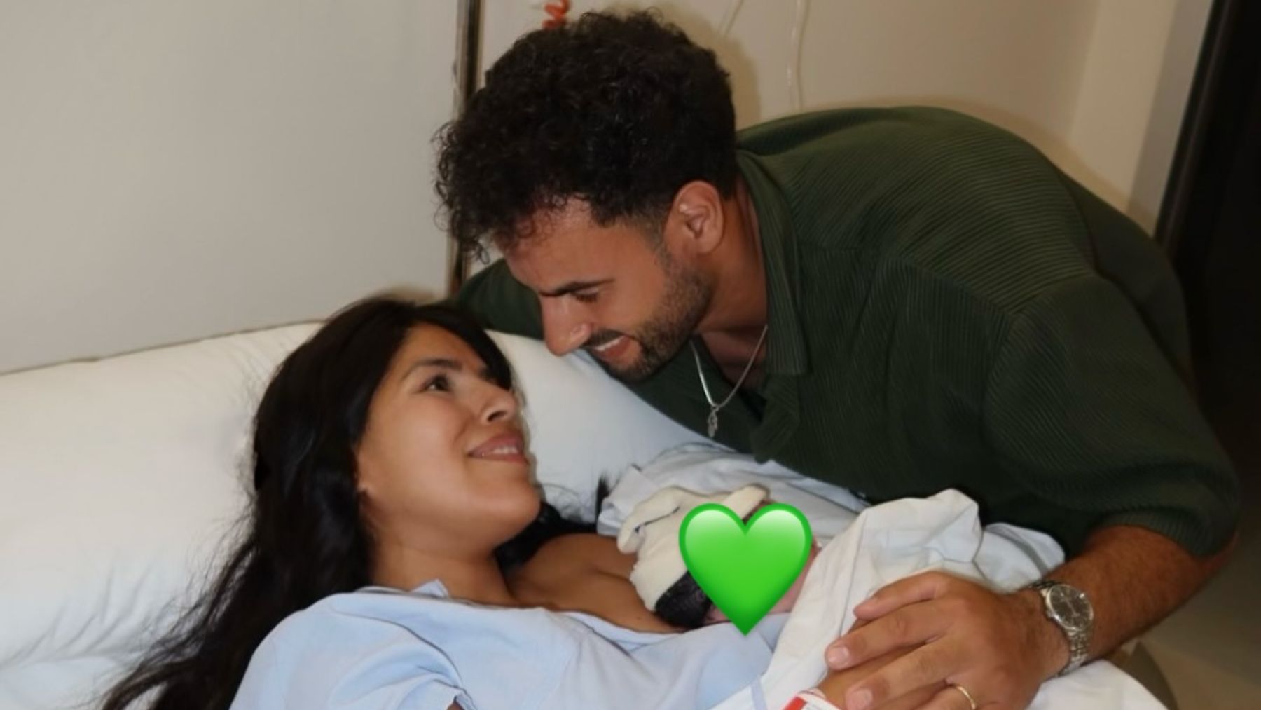 Isa Pantoja con su bebé y su marido. (Foto: Redes Sociales)