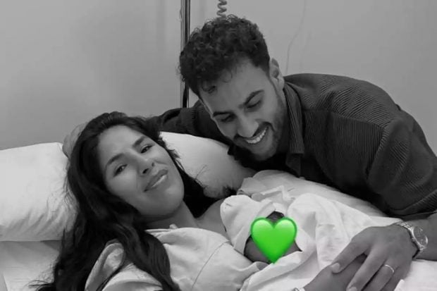 Isa Pantoja y Asraf Beno posan junto a su hijo Cairo en el hospital (Instagram).