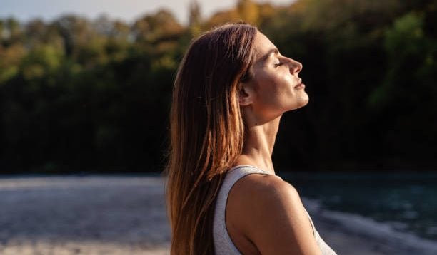 Tomar el sol con moderación puede tener beneficios físicos, hormonales y psicológicos
