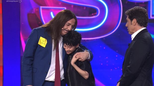 Melani García entrega su premio a Goyo Jiménez en la Gala 12 de Tu cara me suena 12. (Atresmedia)