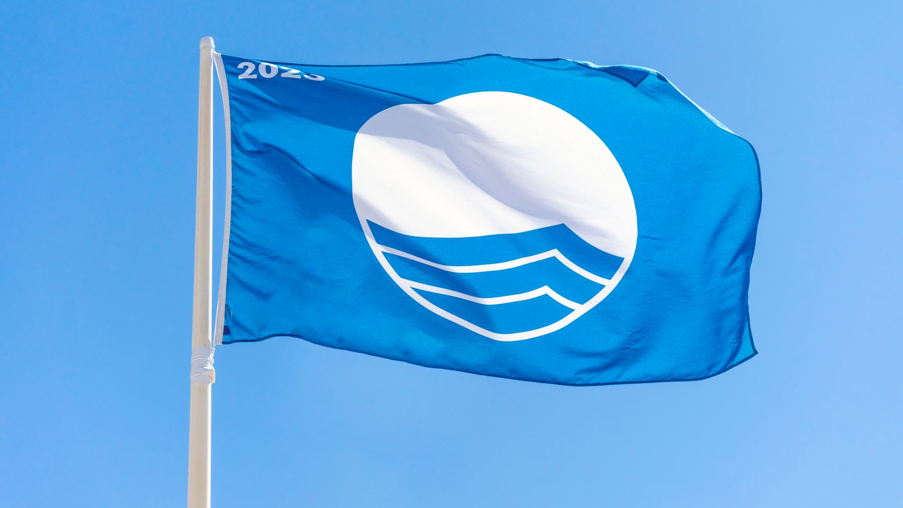 Bandera azul, un distintivo que sólo se otorga a las playas mejor conservadas.