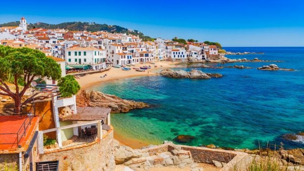 La playa del Canadell, en Calella de Palafrugell (Girona), se encuentra entre las playas galardonadas con bandera azul en este 2025. 