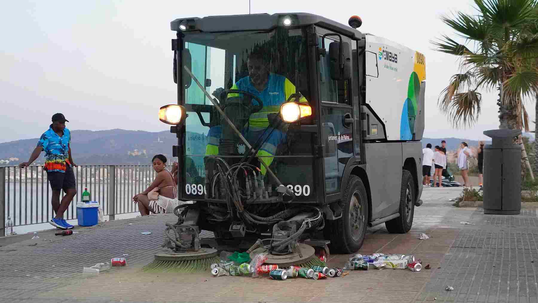 Imagen del dispositivo de refuerzo de limpieza en Palma.