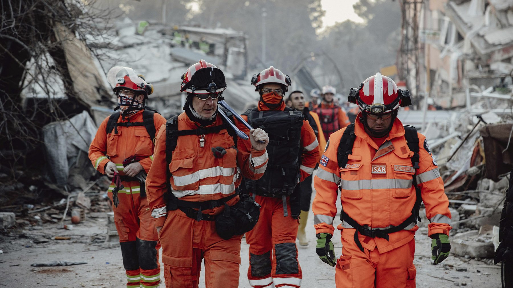 Rescatistas tras la devastación de un terremoto. Foto: Pexels.