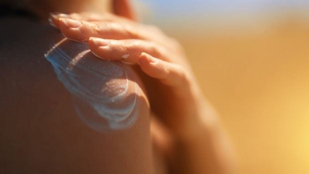 En la playa debemos contar siempre con un protector solar que proteja nuestra piel, pero sin olvidarnos de las afectaciones al medio marino. 