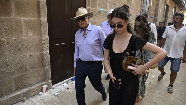 Michael Douglas en las fiestas de Sant Joan, en Ciutadella
