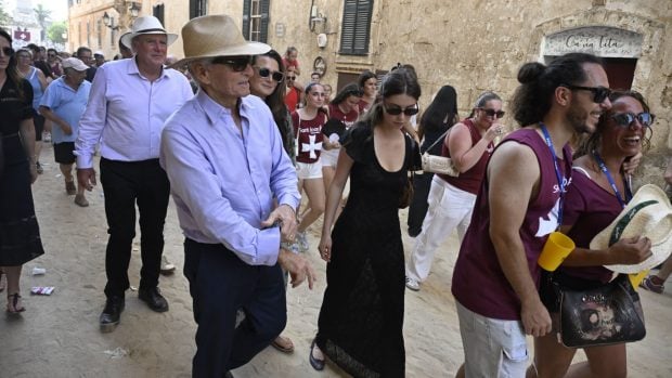 Michael Douglas en las fiestas de Sant Joan, en Ciutadella 