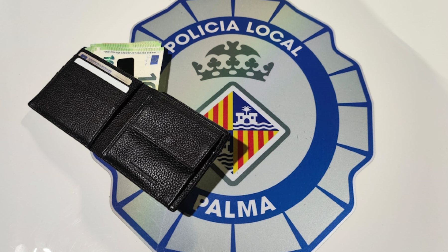 La cartera recuperada por el policía griego.