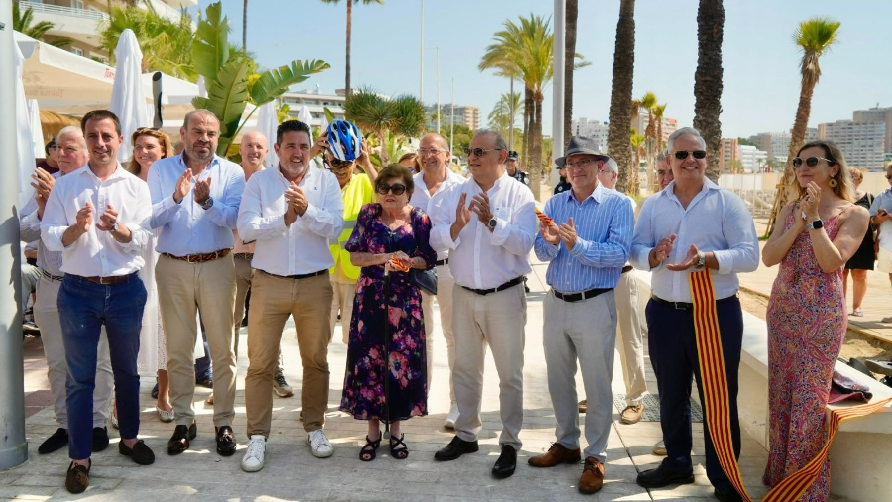 Autoridades en la inauguración del nuevo paseo marítimo de Magaluf, el pasado domingo.