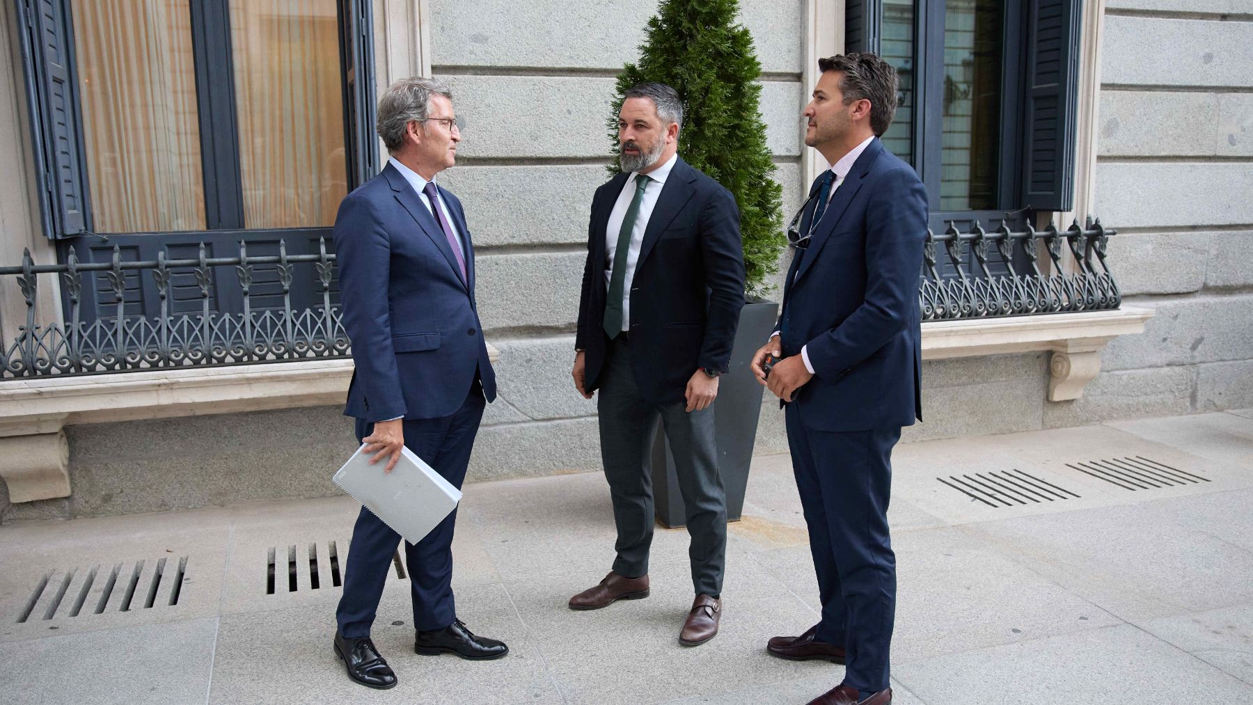 Alberto Núñez Feijóo y Santiago Abascal, en el patio del Congreso. (EP)