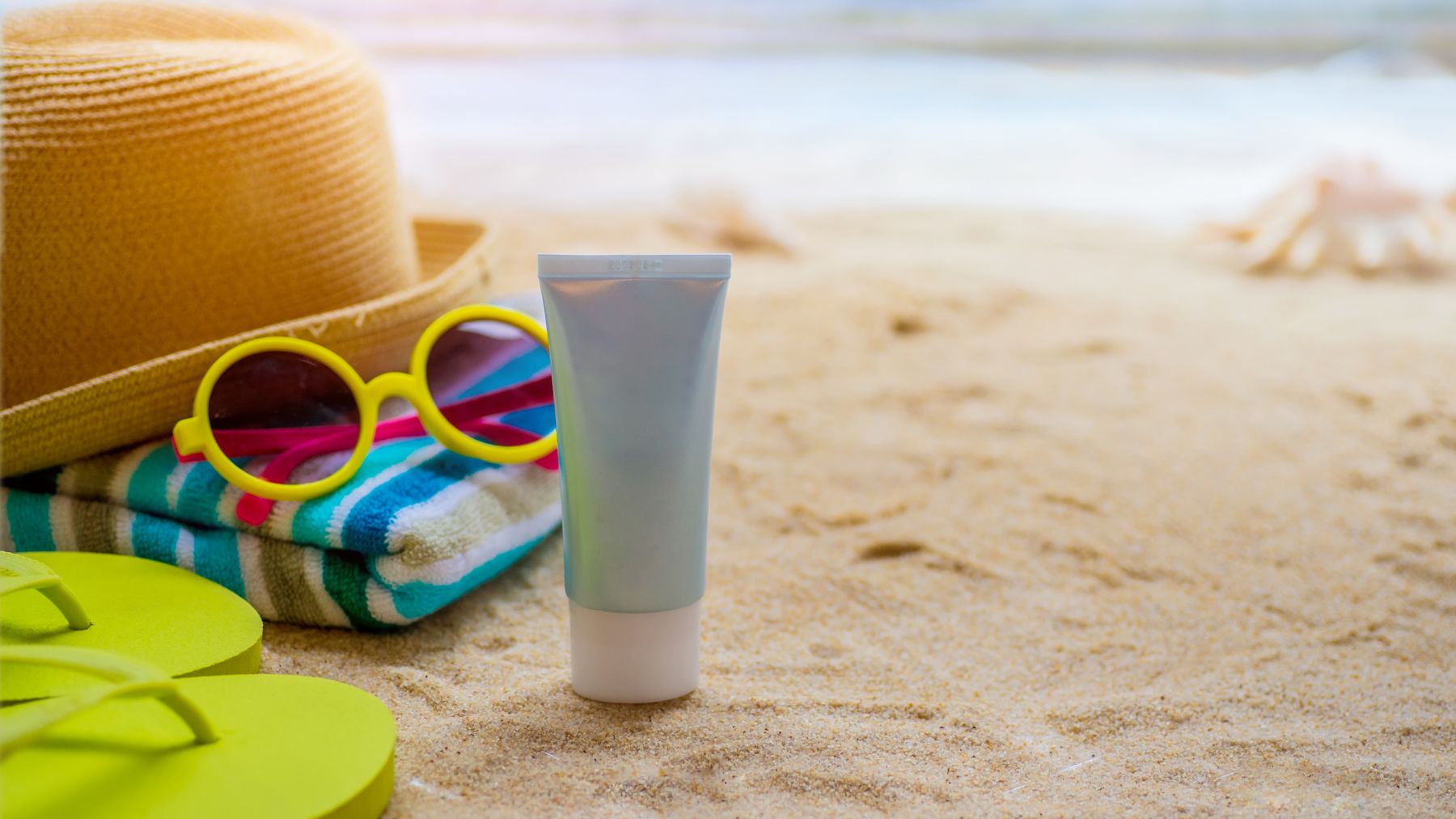 En la playa debemos contar siempre con un protector solar que proteja nuestra piel, pero sin olvidarnos de las afectaciones al medio marino.