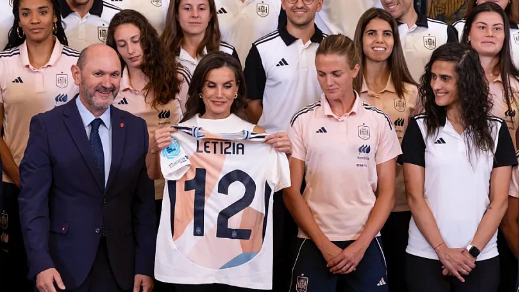 La Reina Letizia con la selección femenina. (RFEF)