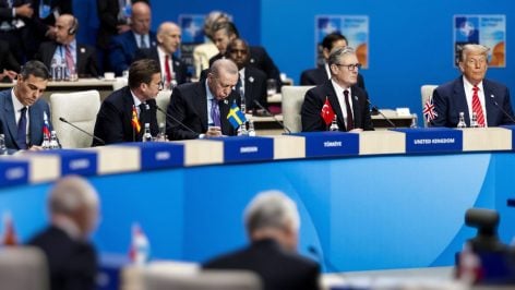 Trump y Sánchez, esquinados, en la cumbre de La Haya de la OTAN. (Efe)