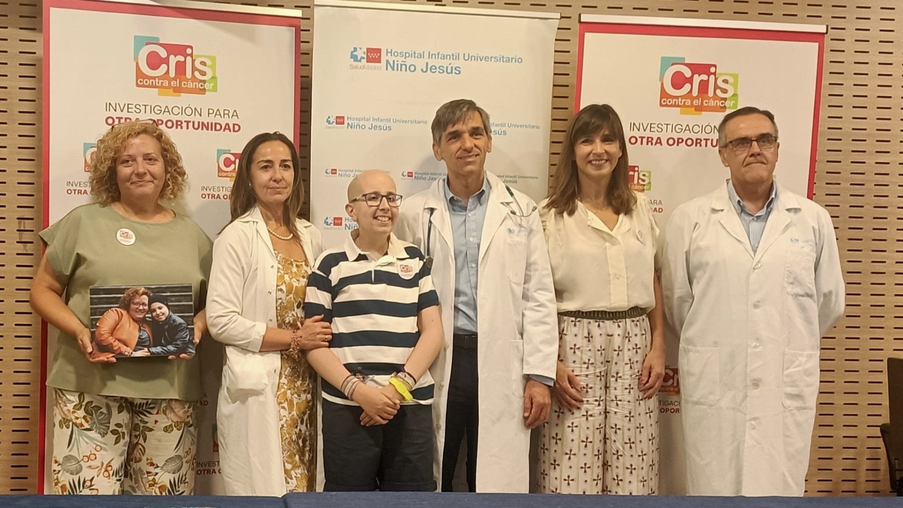 Doctores del Niño Jesús con uno de sus pacientes.