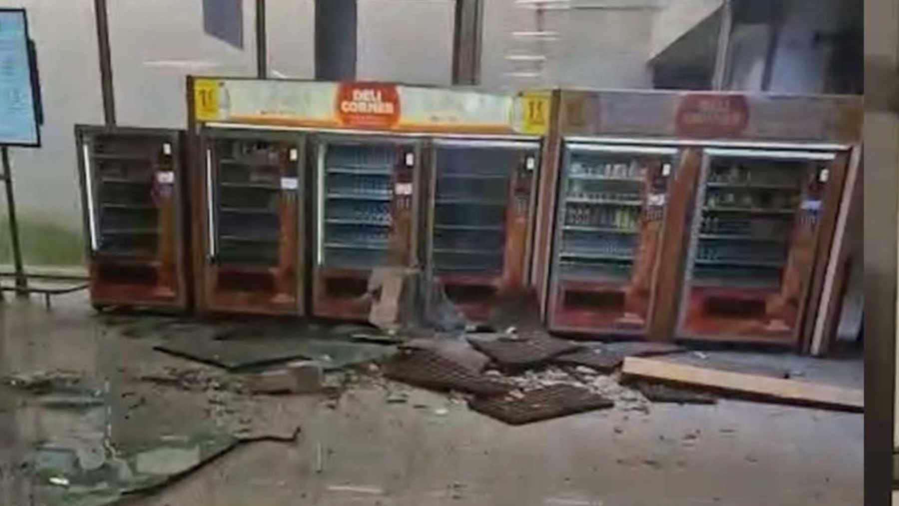 Imagen de los escombros de obras caídos en el interior del aeropuerto de Palma.