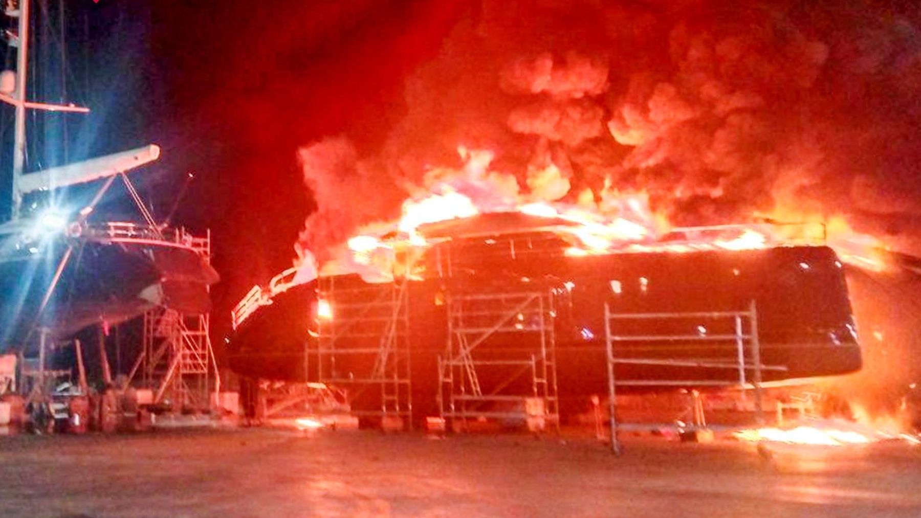 Imagen del barco incendiado. (FOTO: CONSORCIO DE BOMBEROS DIPUTACIÓN DE ALICANTE)