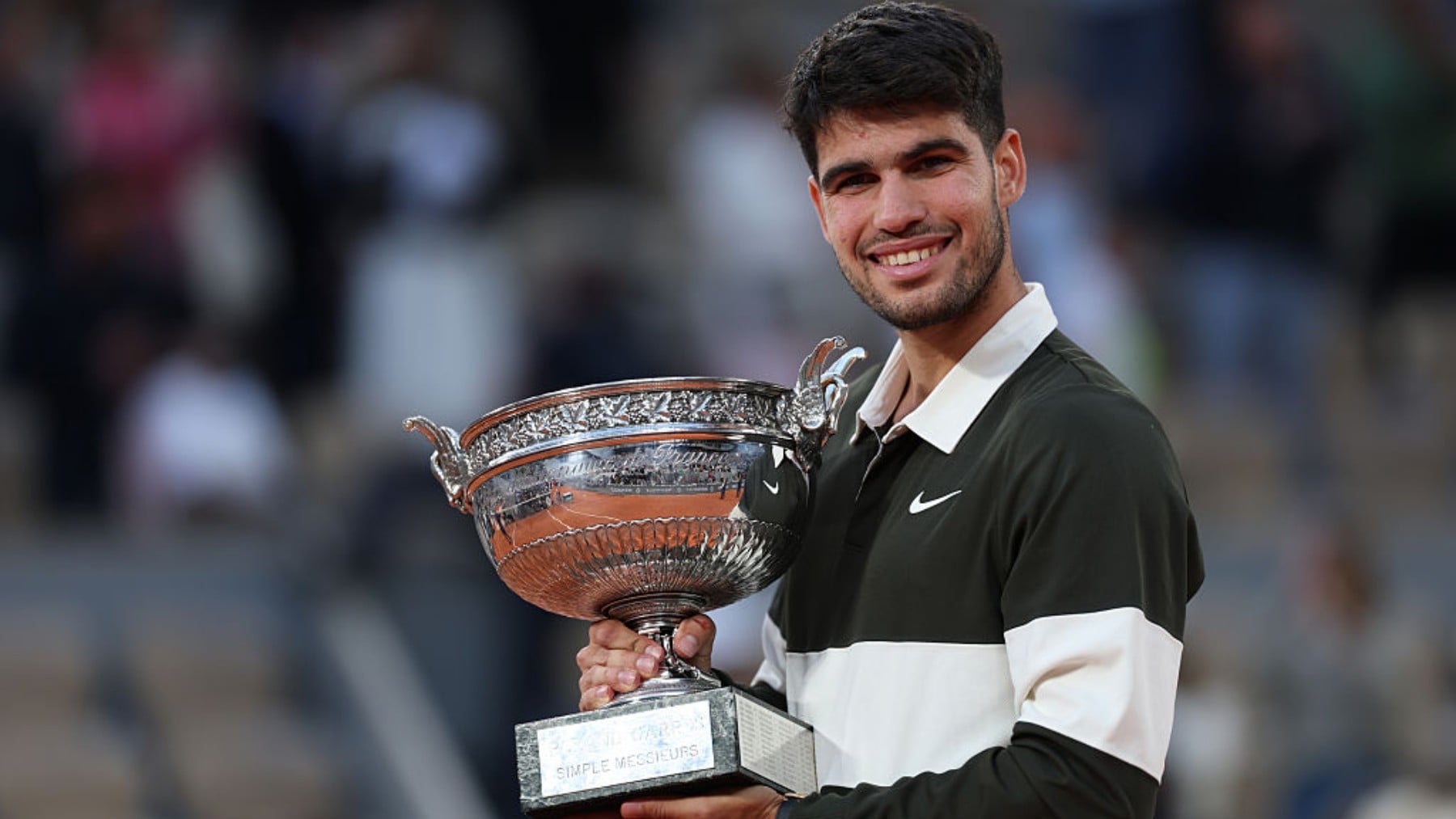 Carlos Alcaraz con Roland Garros en 2025. (Getty)