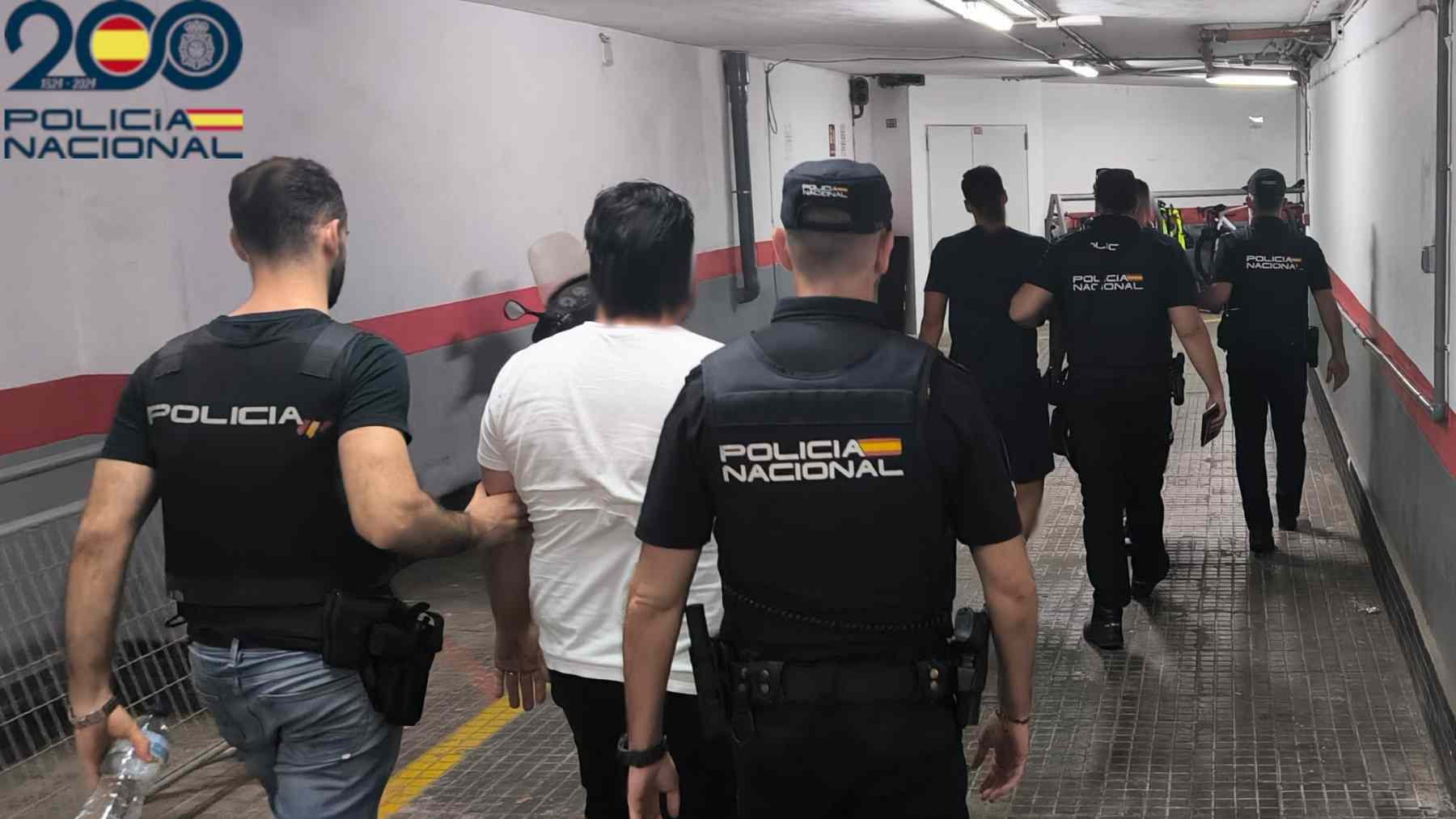Imagen de los detenidos entrando a las dependencias policiales.